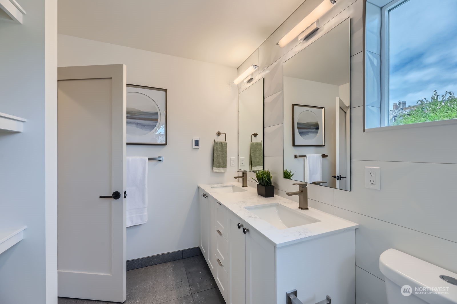 4124 Woodland Park Avenue N Unit: B