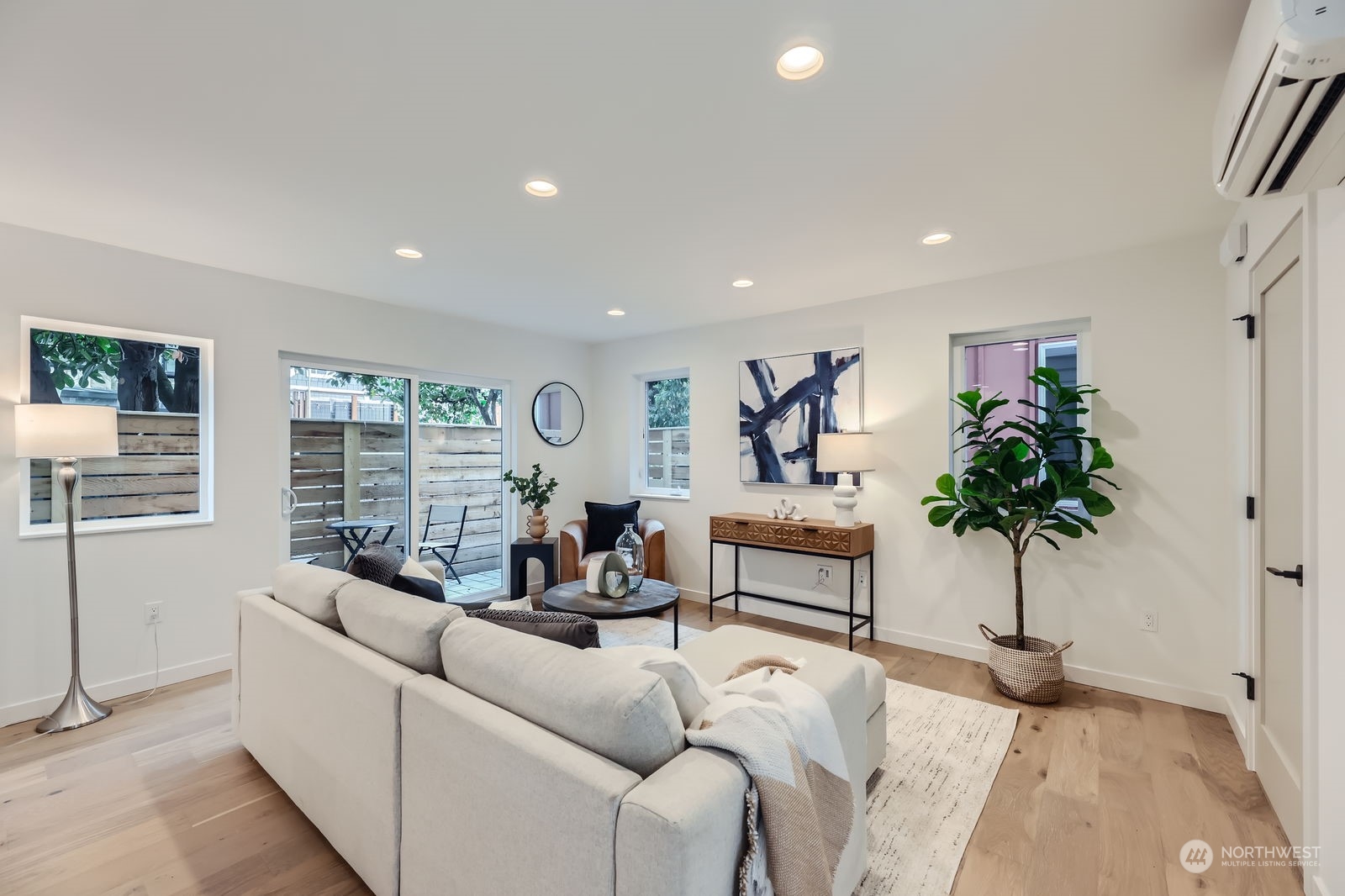 4124 Woodland Park Avenue N Unit: B