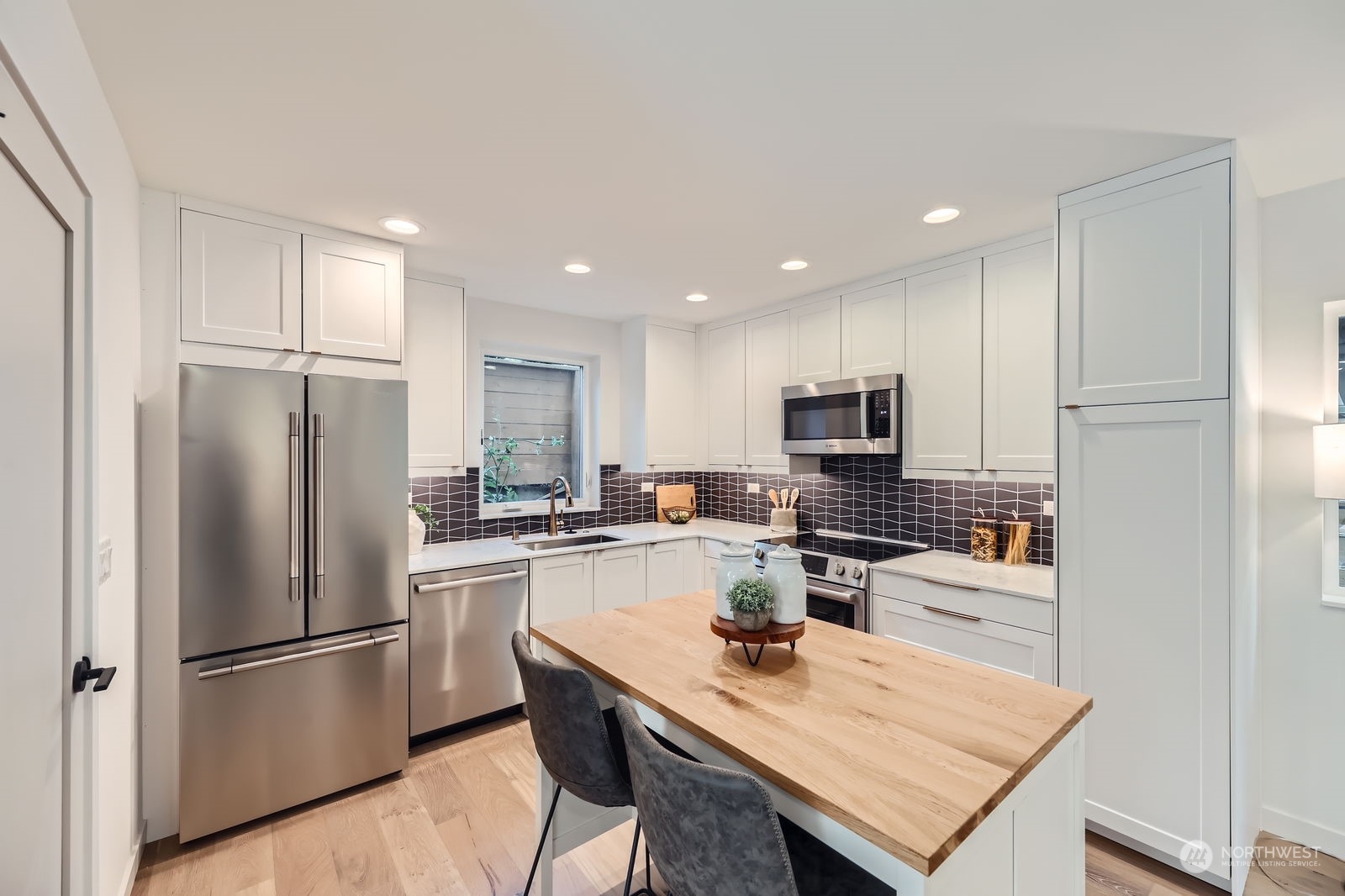 4124 Woodland Park Avenue N Unit: B