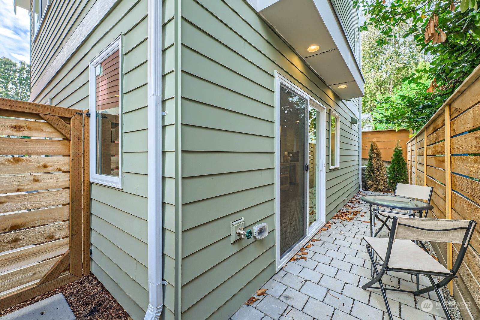 4124 Woodland Park Avenue N Unit: B