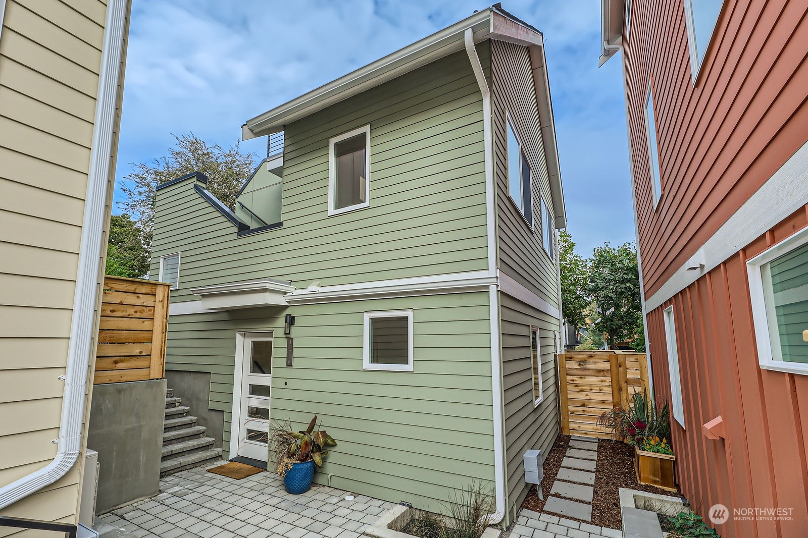 4124 Woodland Park Avenue N Unit: B