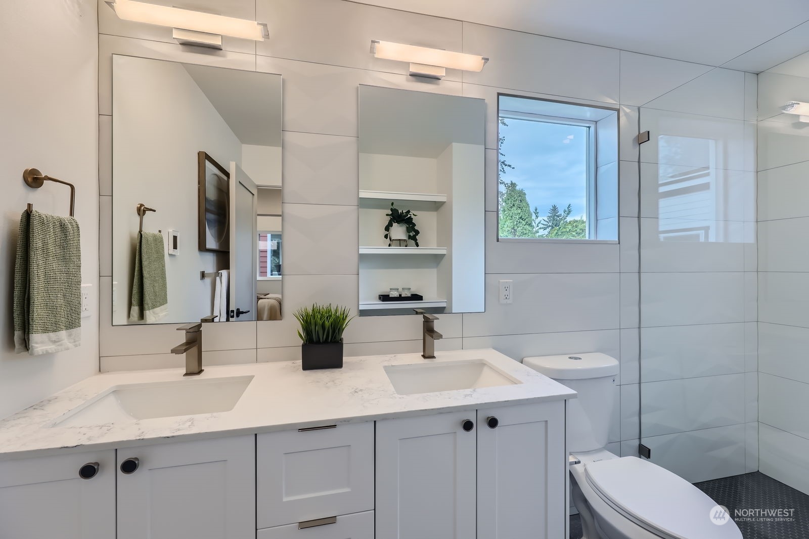 4124 Woodland Park Avenue N Unit: B