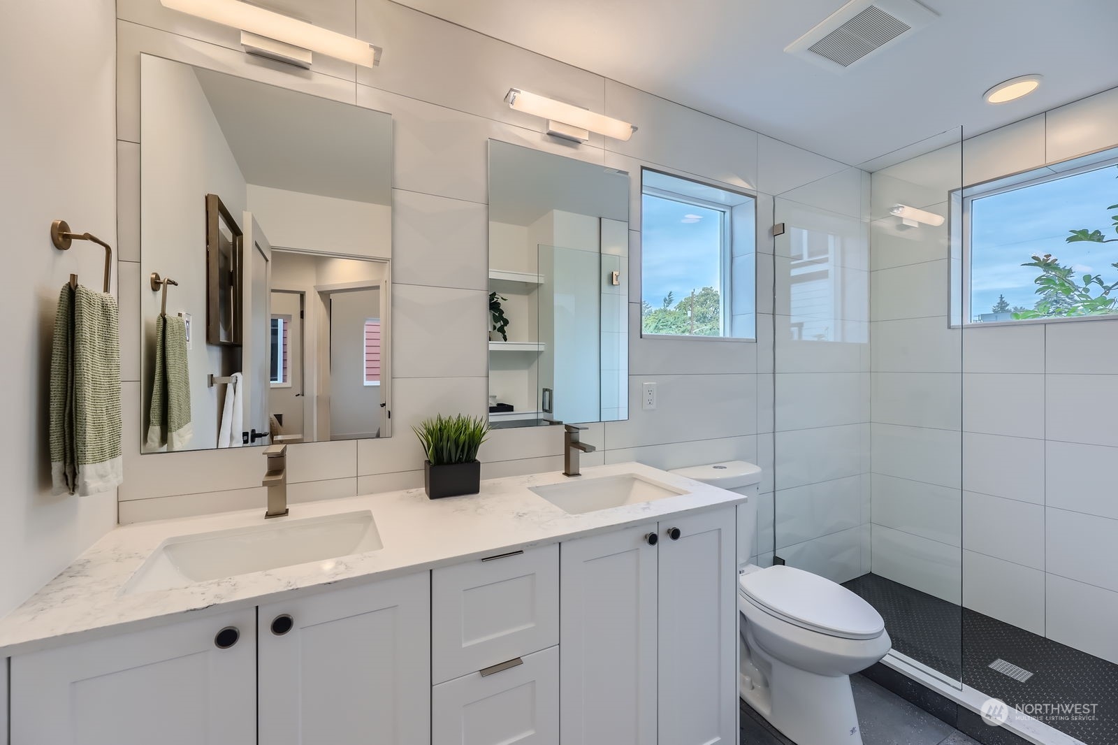 4124 Woodland Park Avenue N Unit: B