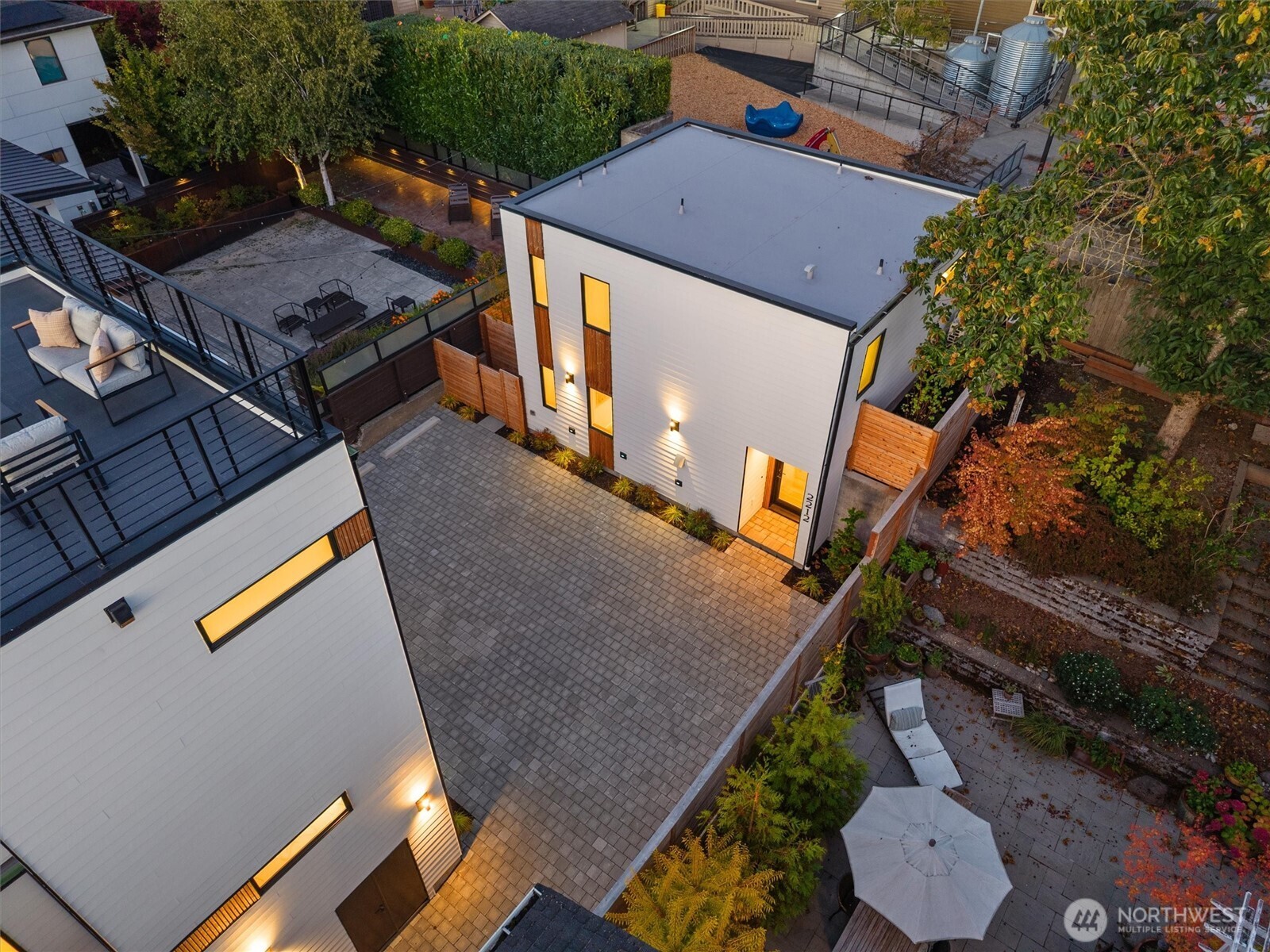 2212 Broadway E