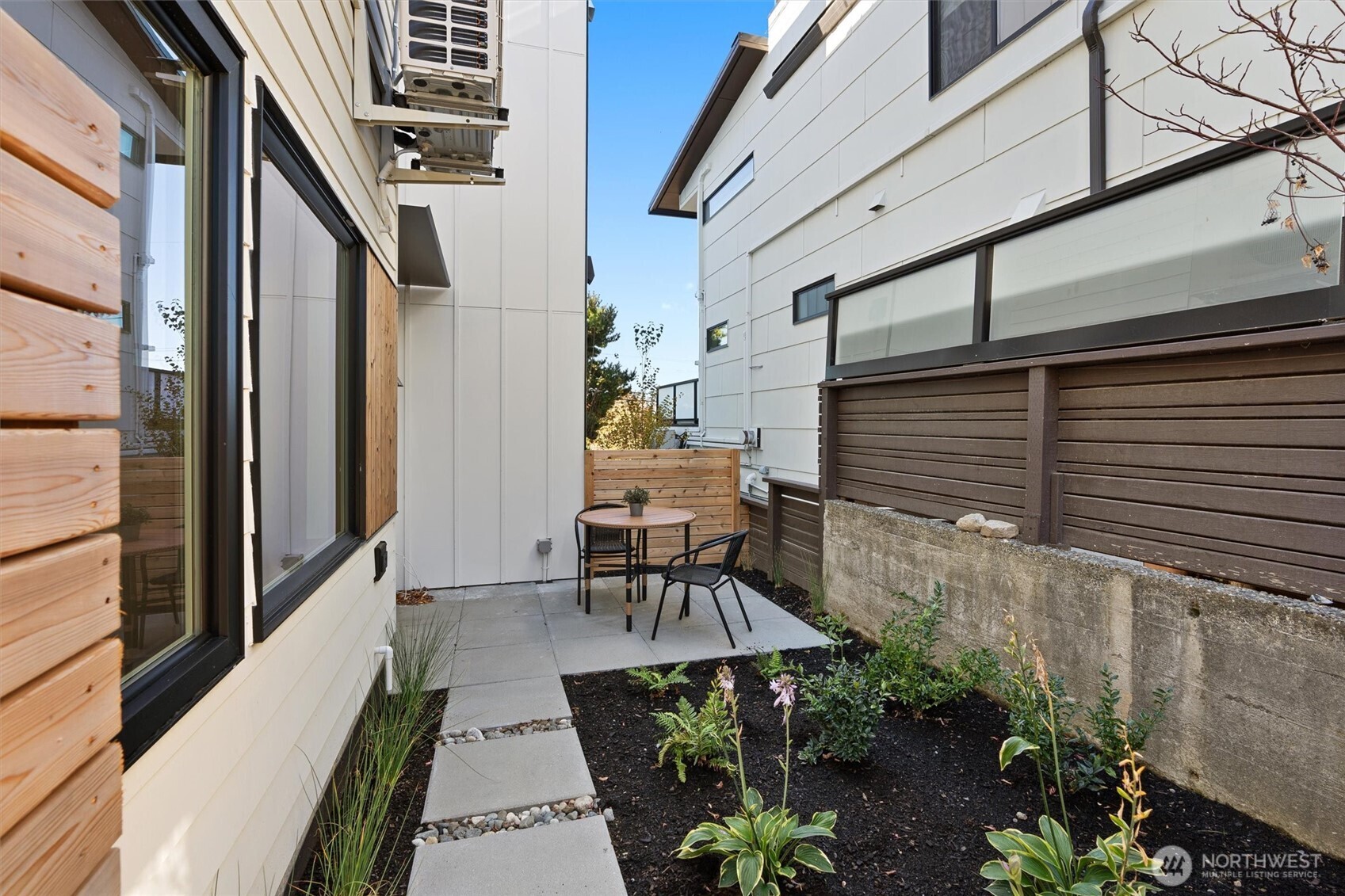 2214 Broadway E Unit: B