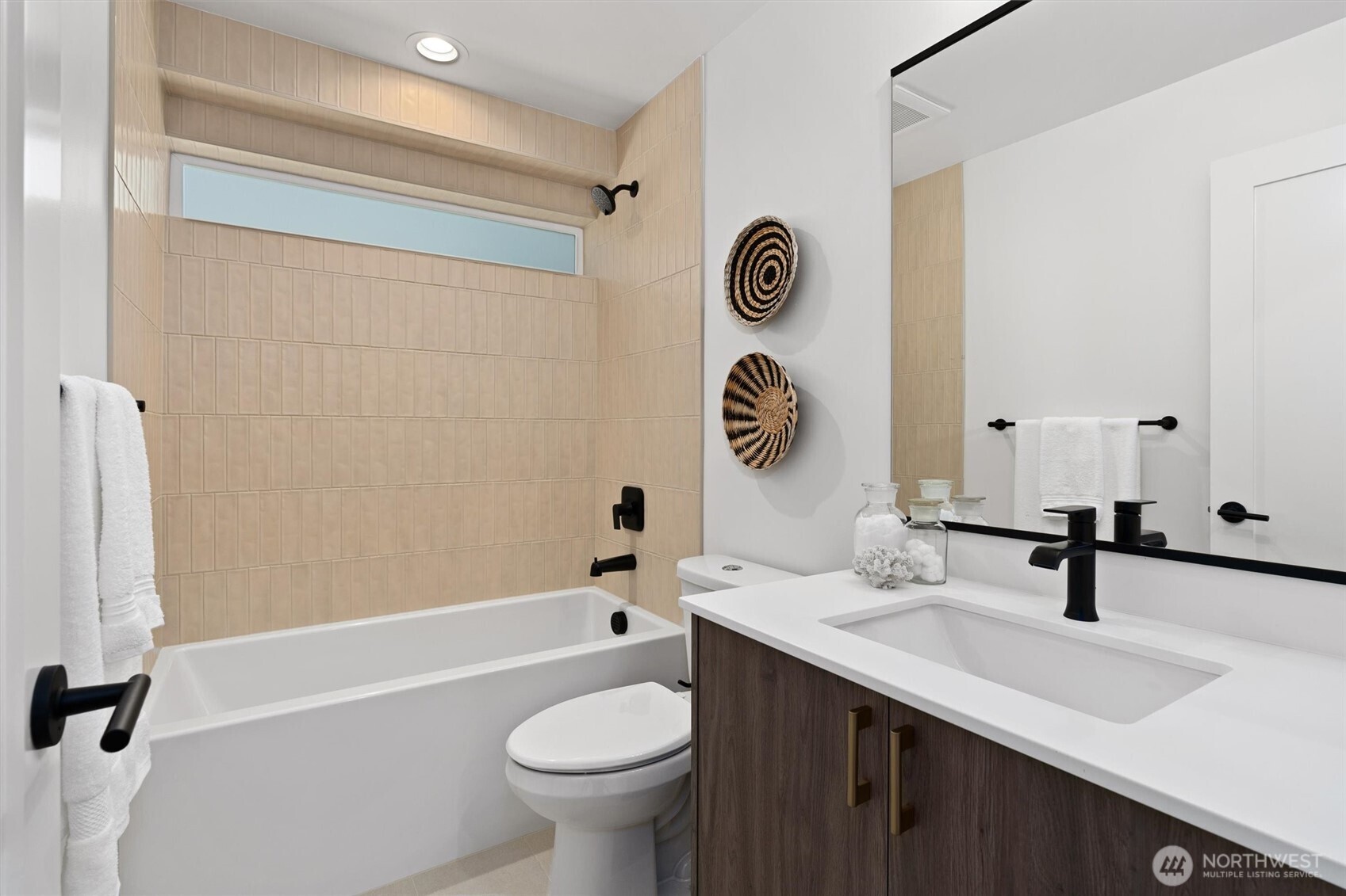 2214 Broadway E Unit: B