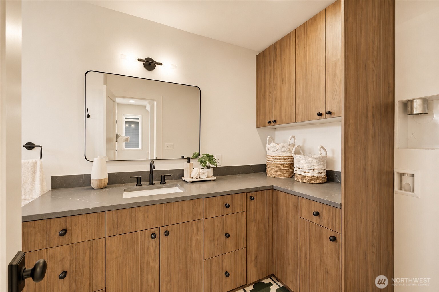 909 32nd Avenue S Unit: B