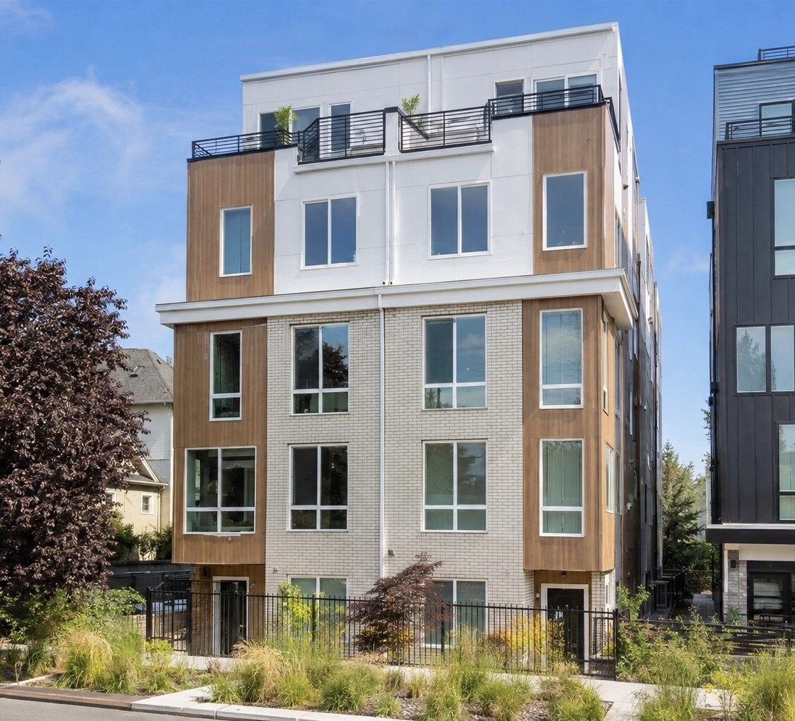 222 10th Avenue E Unit: D