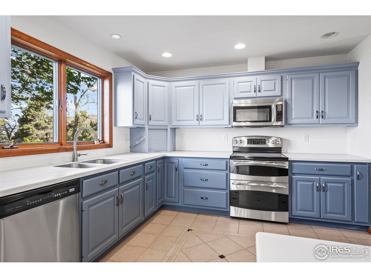 375 Majestic View Dr