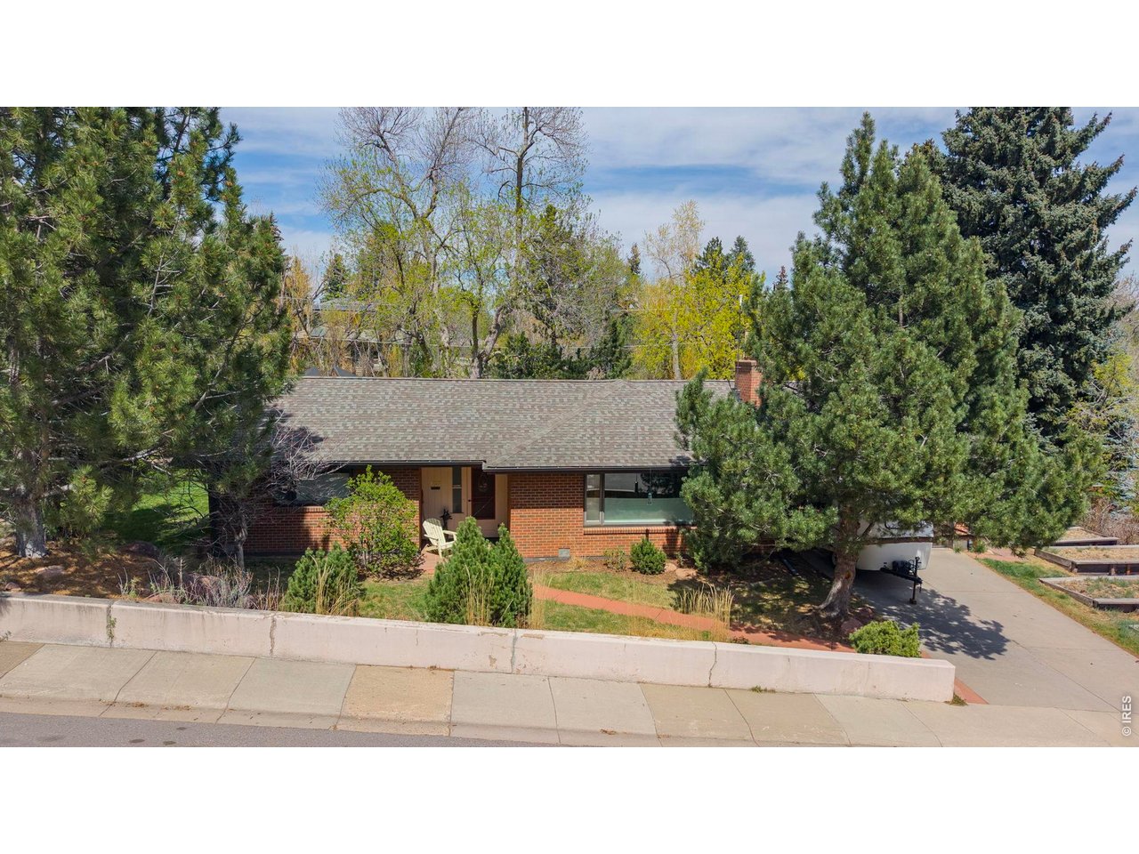 1225 Mariposa Ave