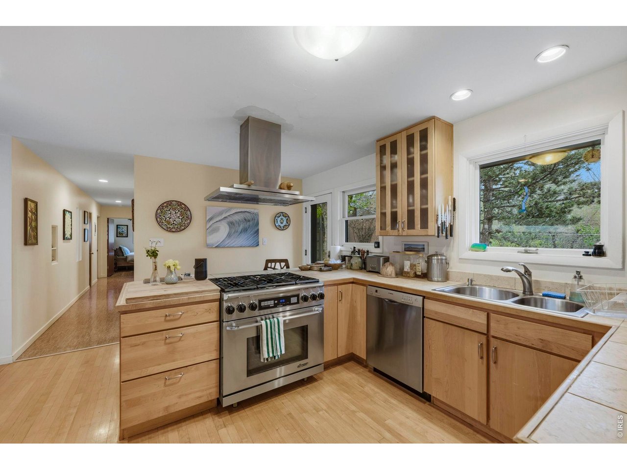 1225 Mariposa Ave