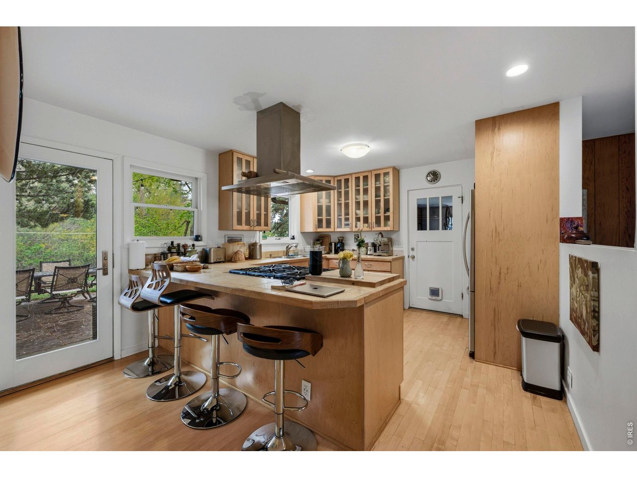 1225 Mariposa Ave
