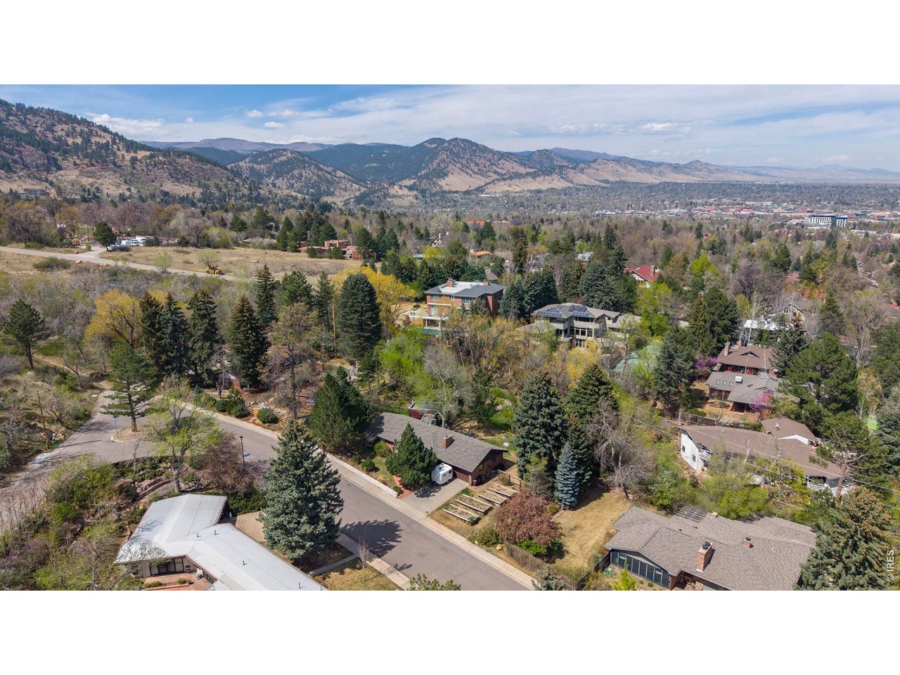 1225 Mariposa Ave