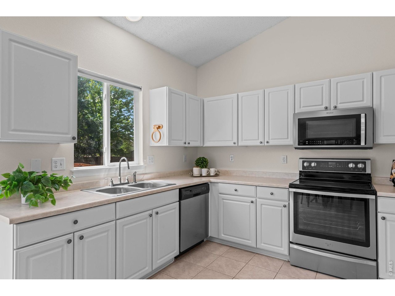 1461 Clover Creek Dr