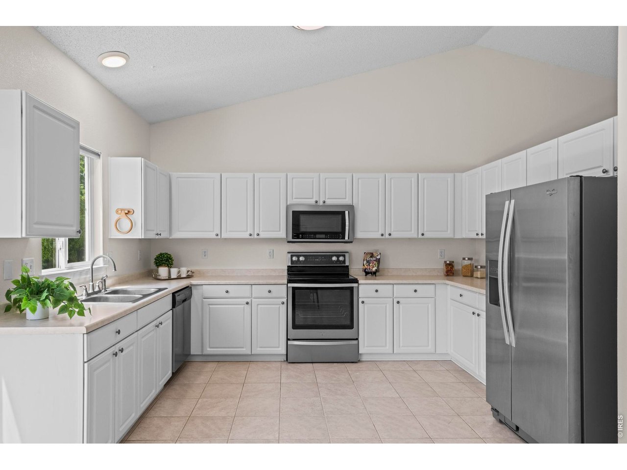 1461 Clover Creek Dr