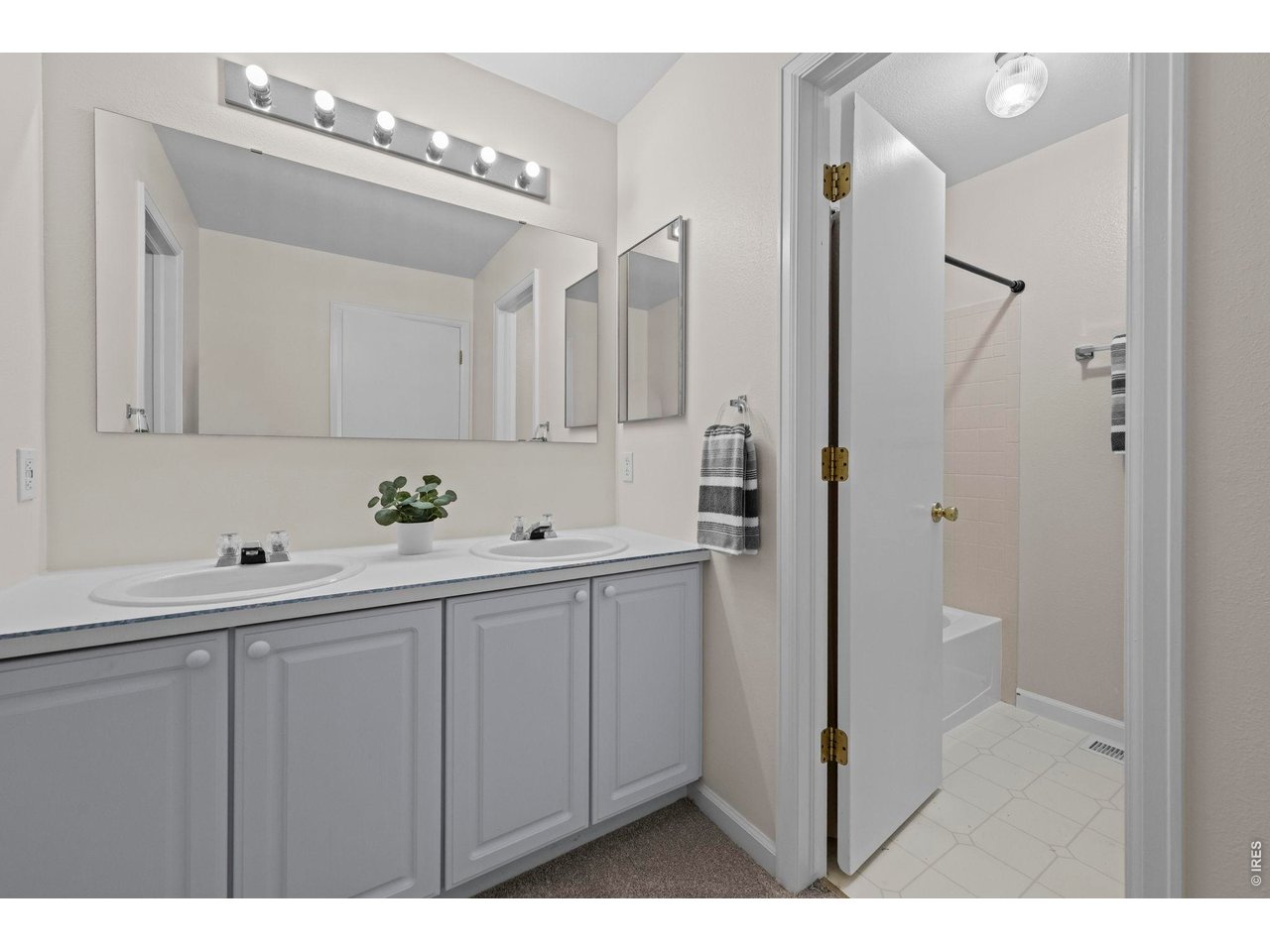 1461 Clover Creek Dr