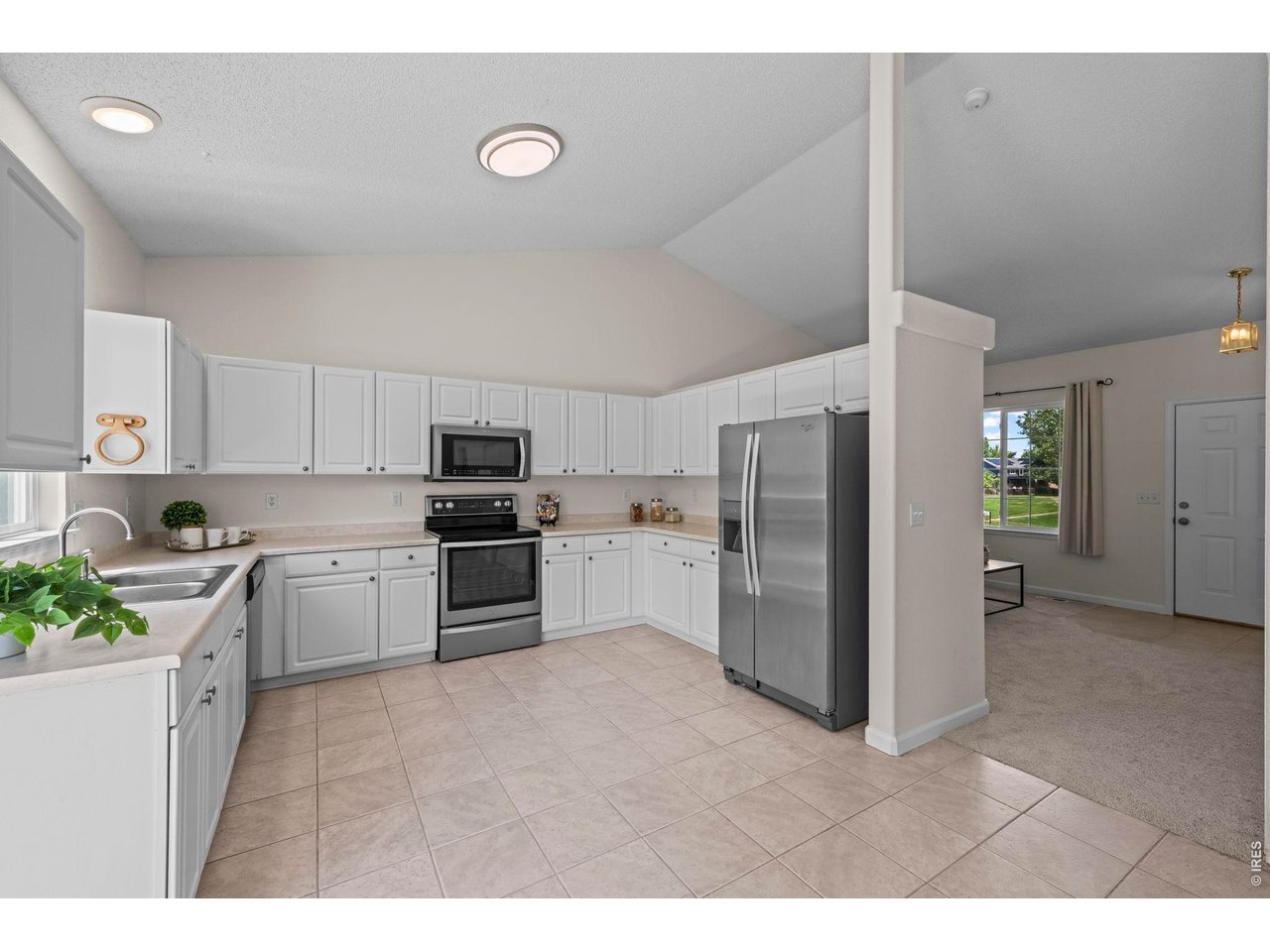 1461 Clover Creek Dr