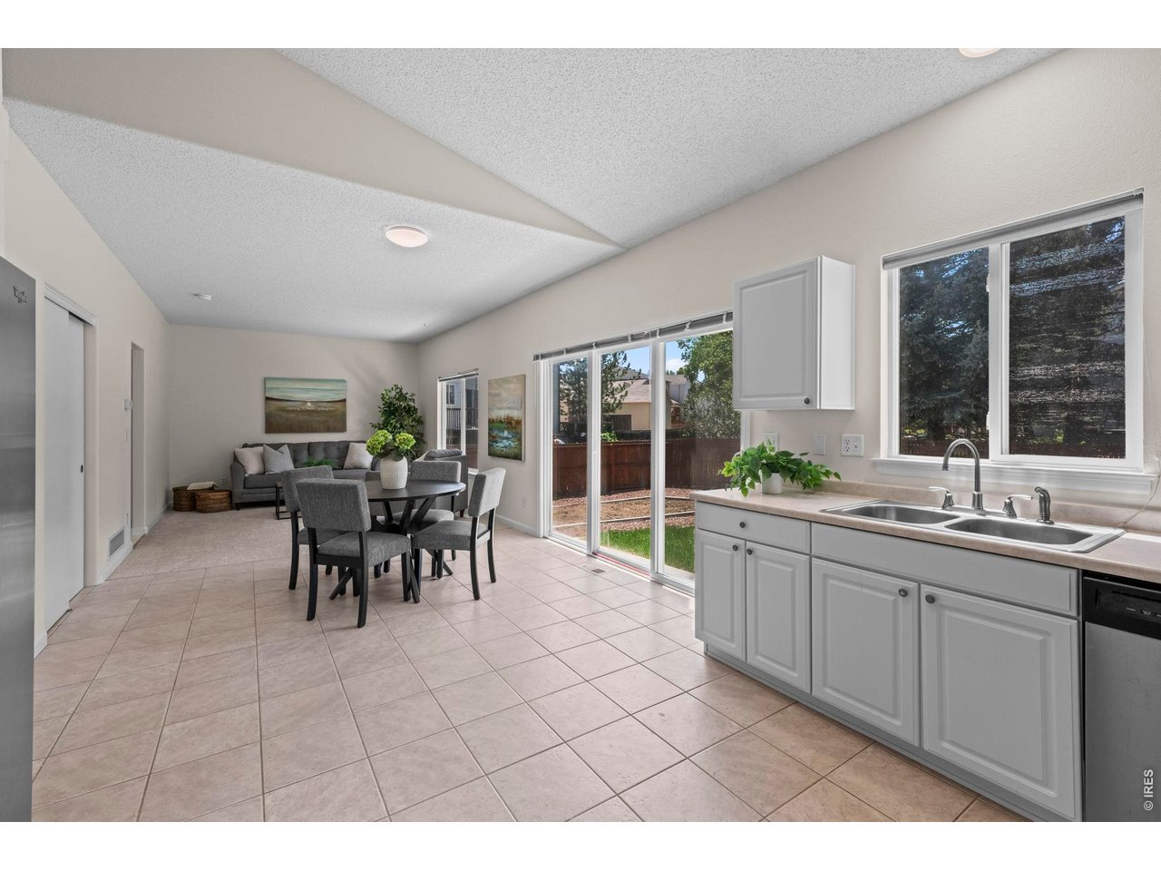 1461 Clover Creek Dr