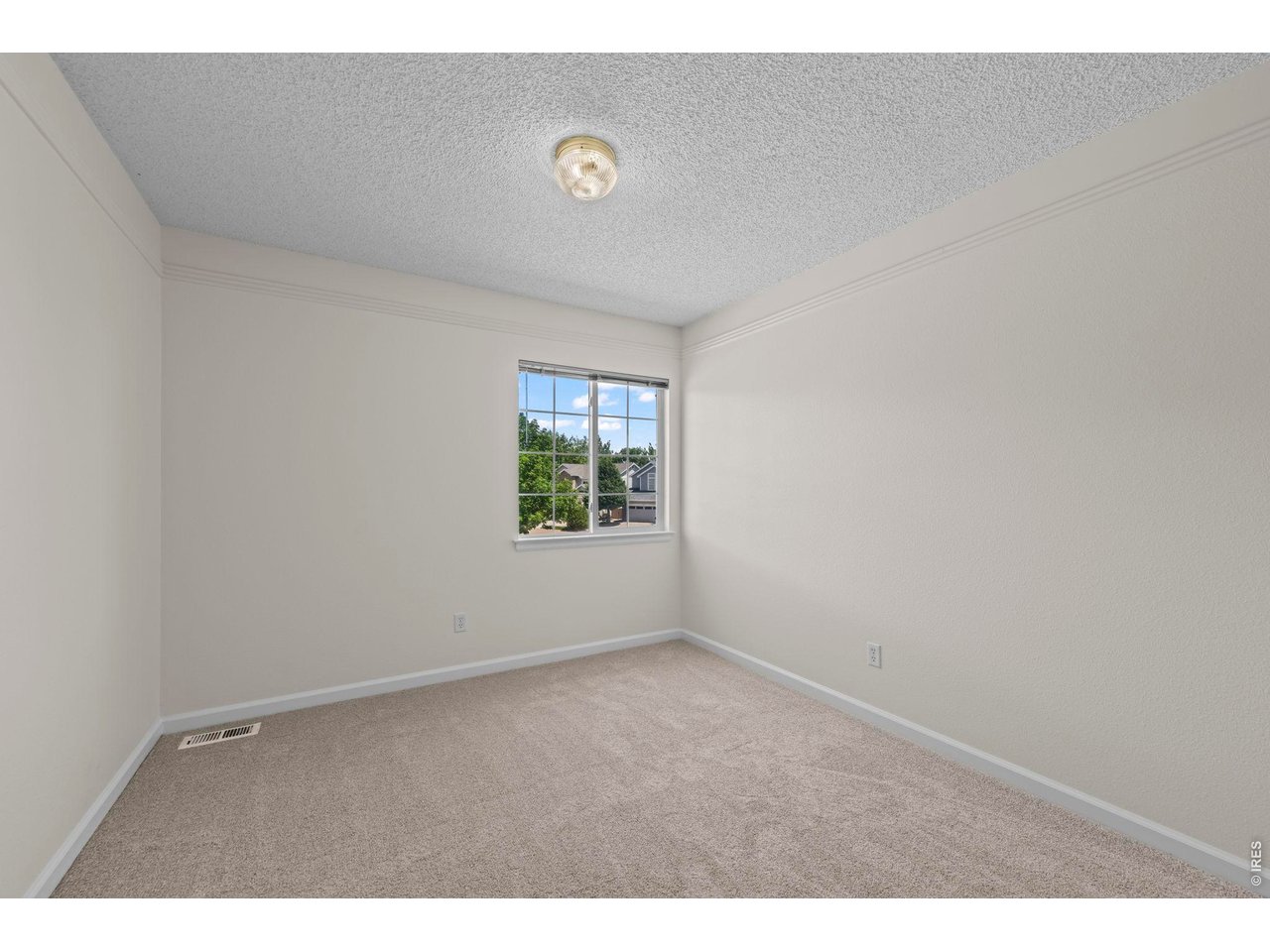 1461 Clover Creek Dr