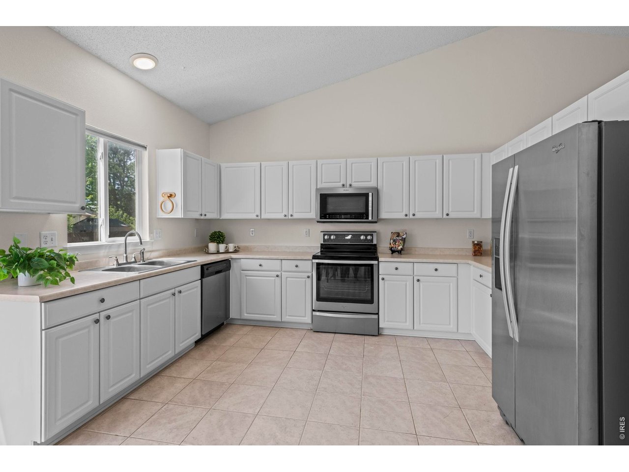 1461 Clover Creek Dr