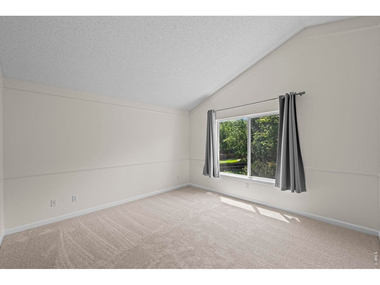 1461 Clover Creek Dr