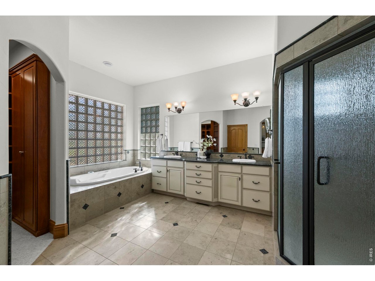 905 E 14th Way