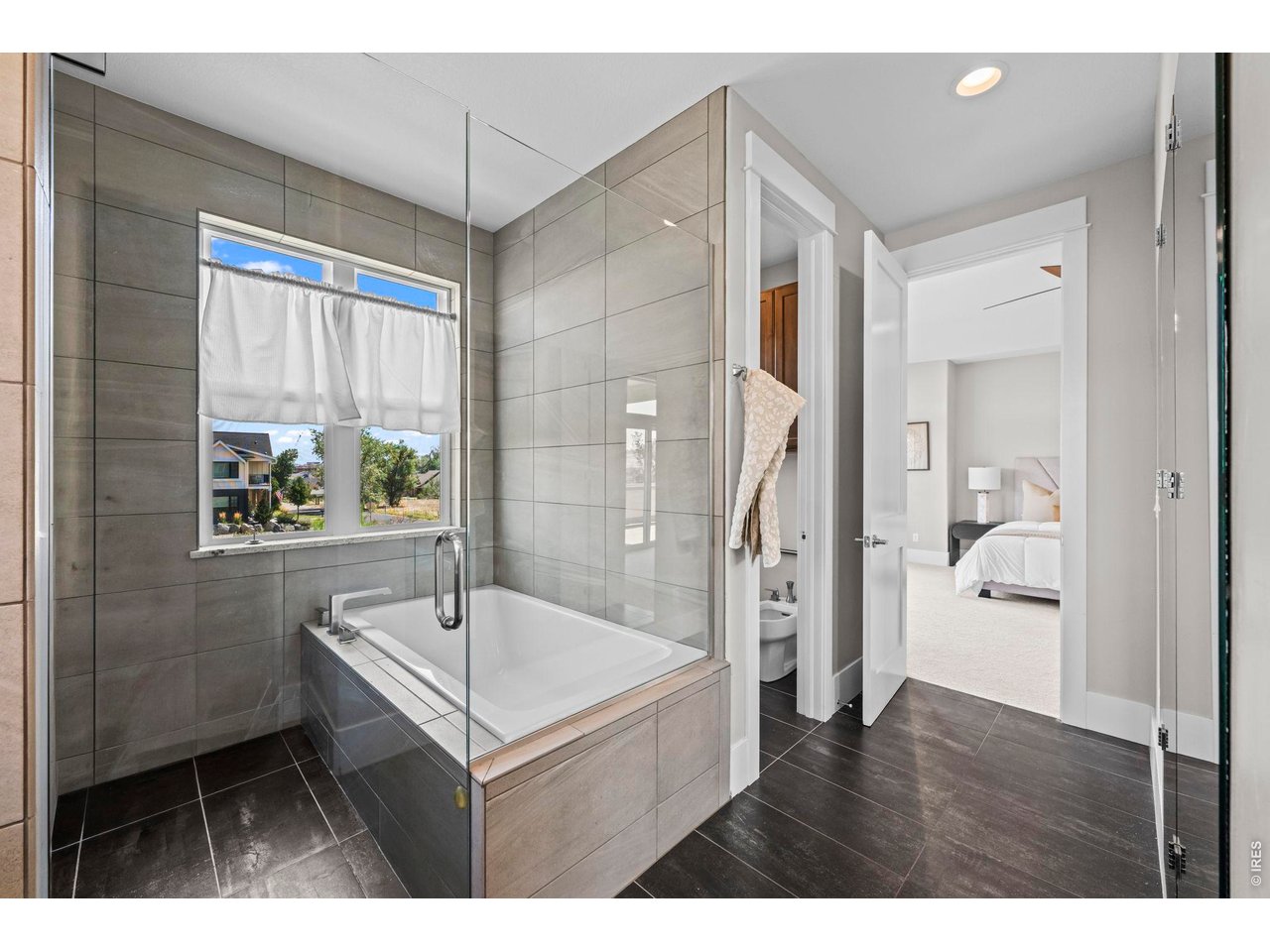 218 6th Ave