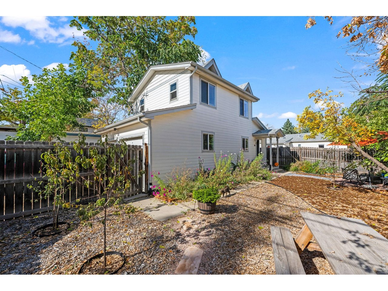 406 E Geneseo St