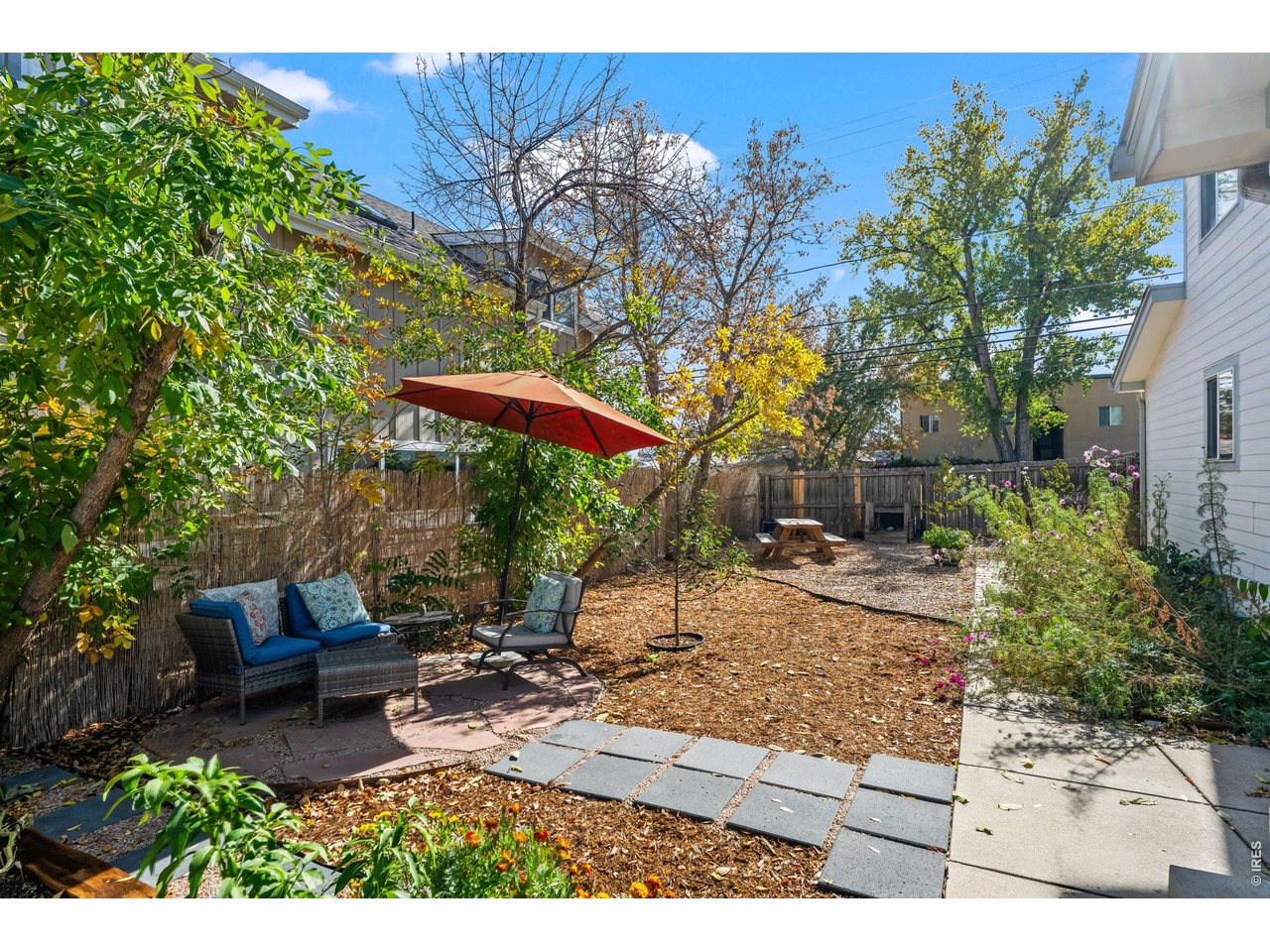406 E Geneseo St