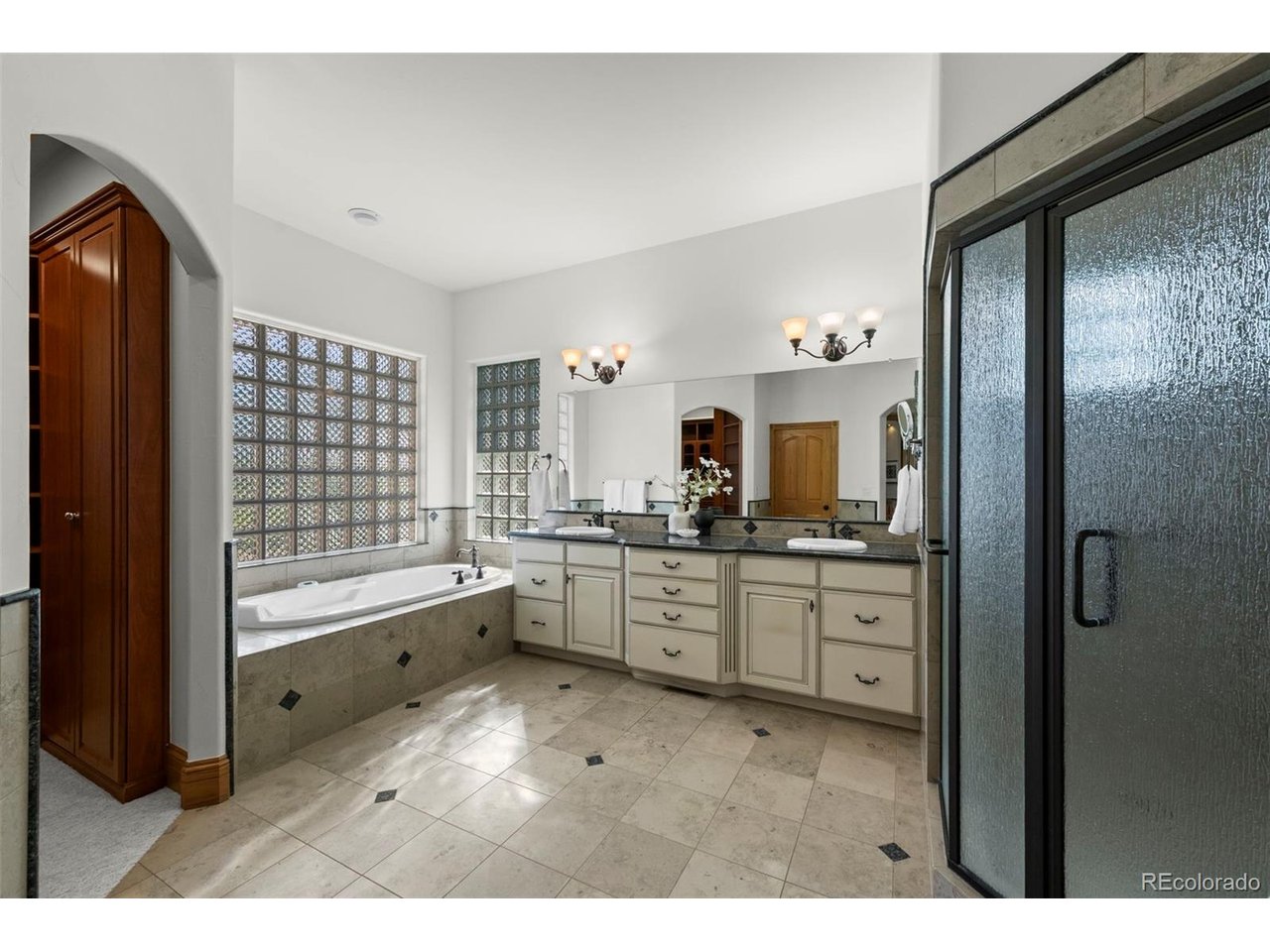 905 E 14th Way