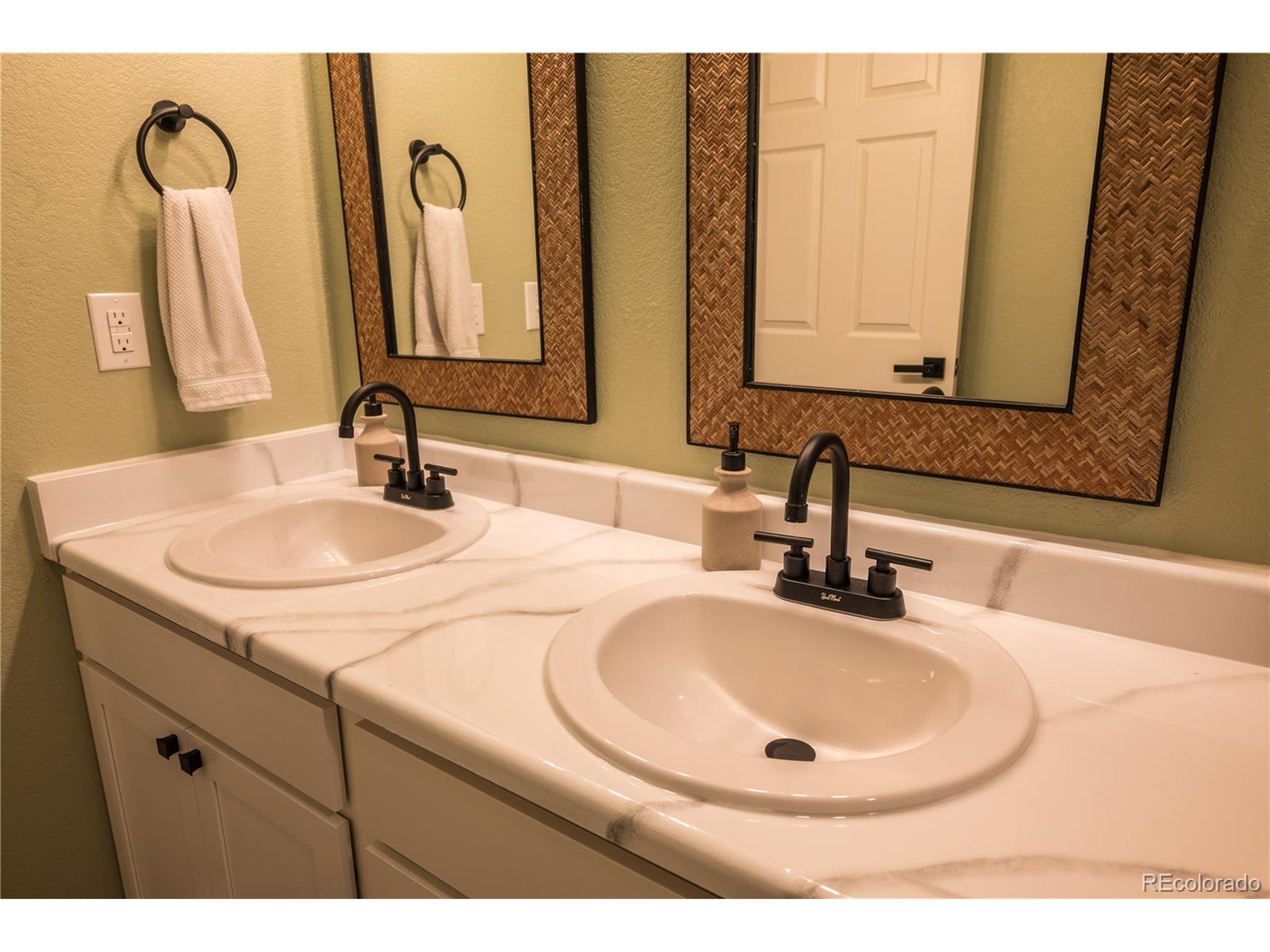 10252 Stagecoach Ave