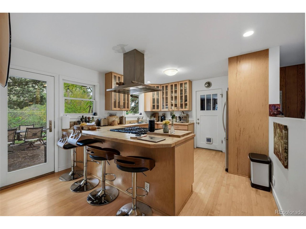 1225 Mariposa Ave