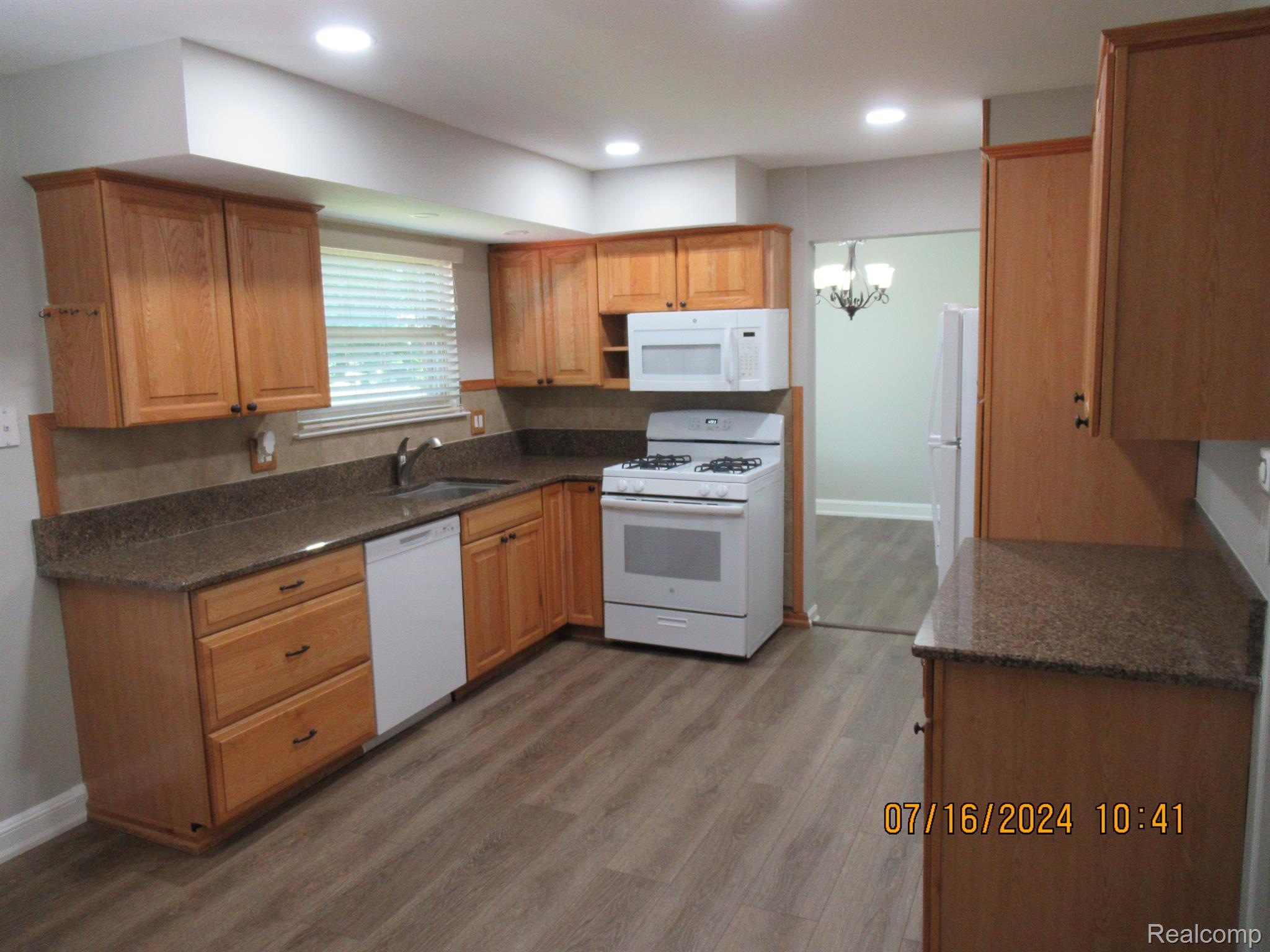 40526 VILLAGE OAKS