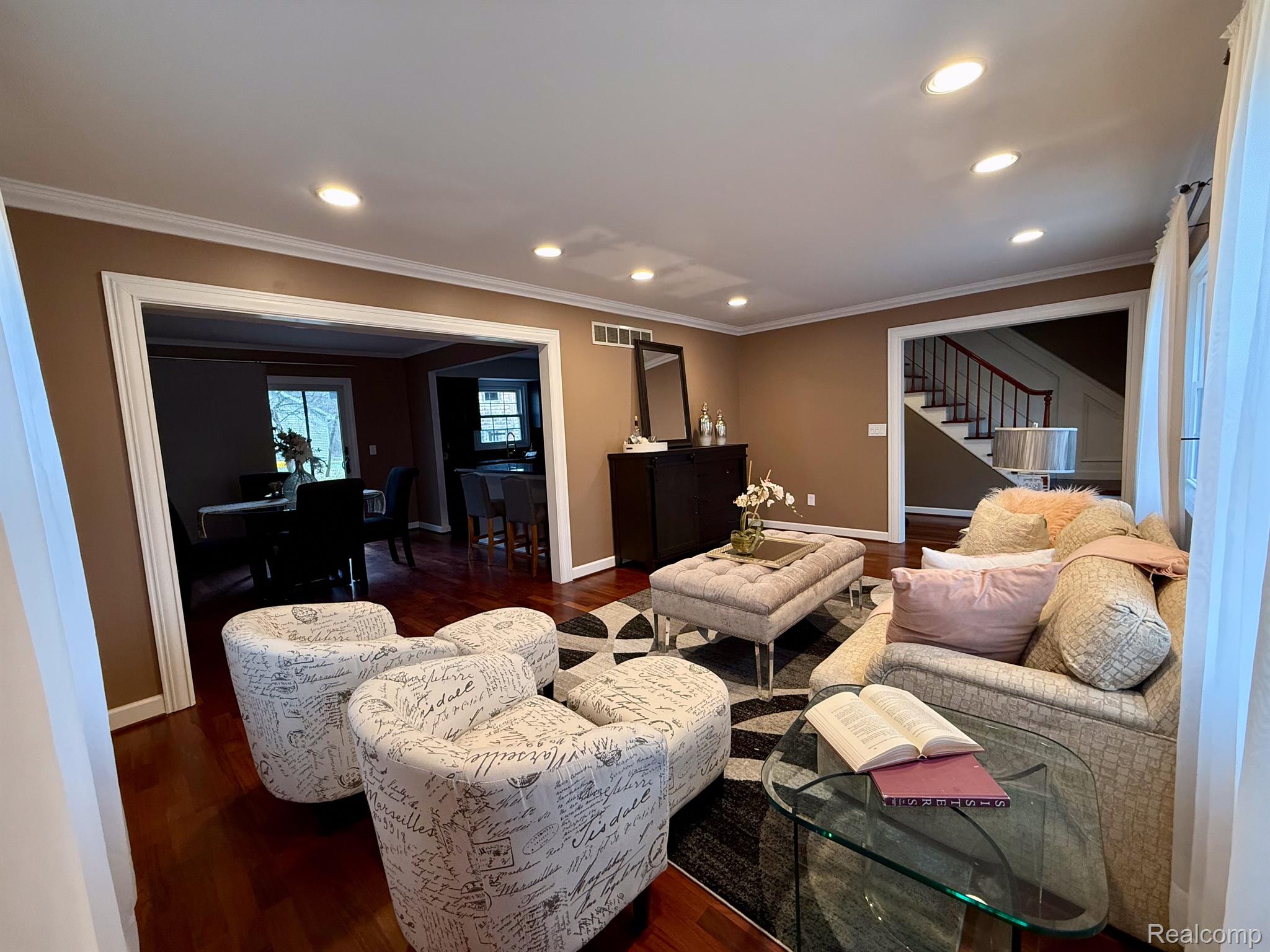 2369 LONDON Drive