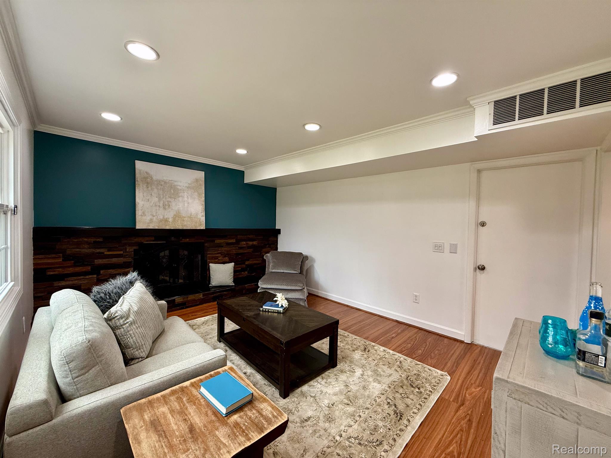 2369 LONDON Drive