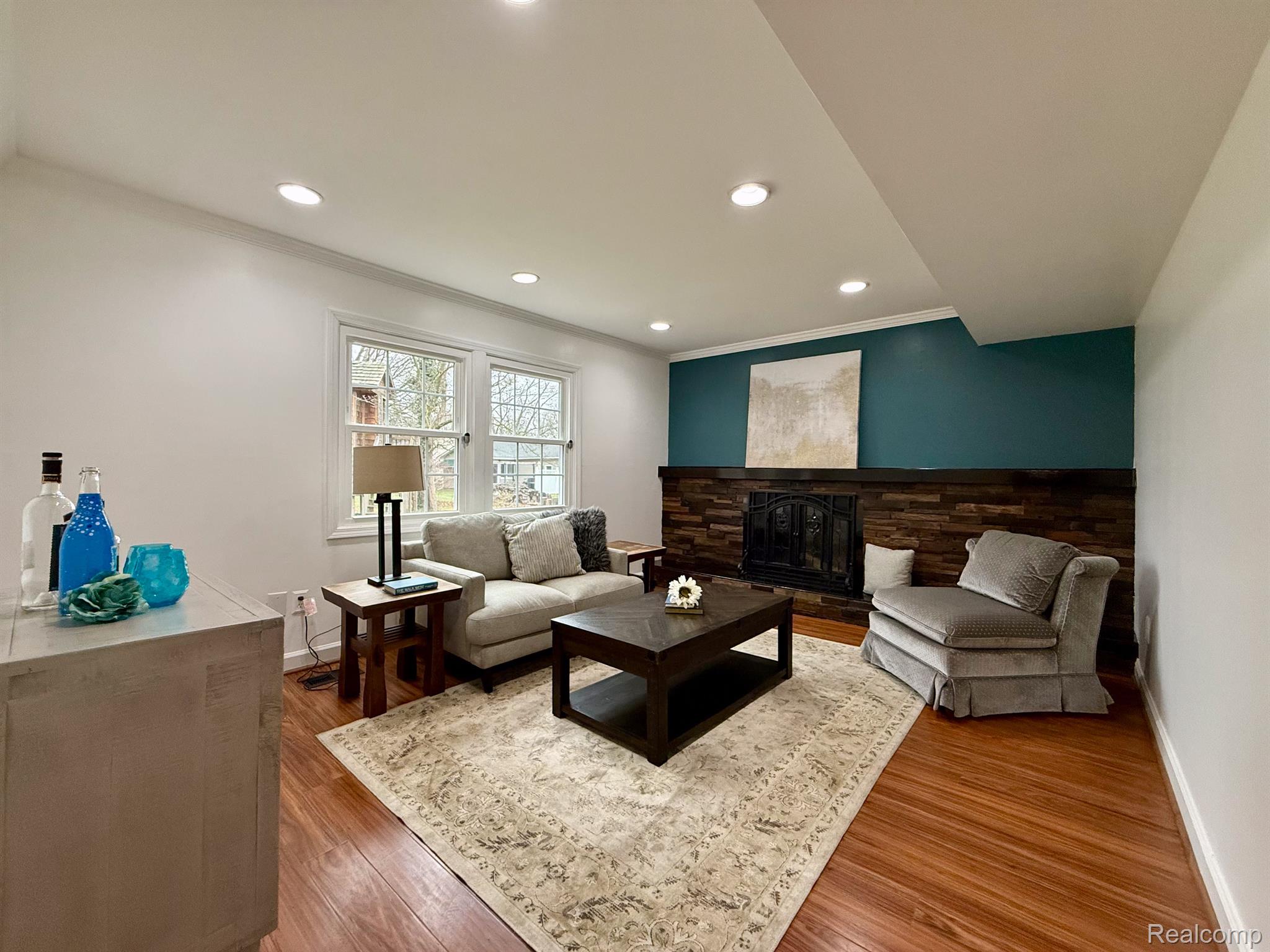 2369 LONDON Drive