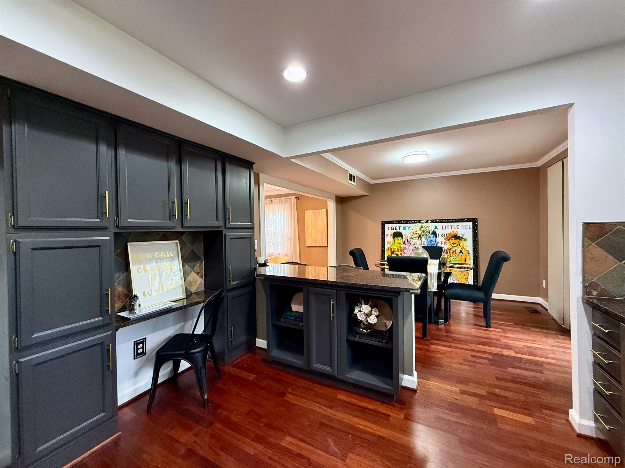 2369 LONDON Drive
