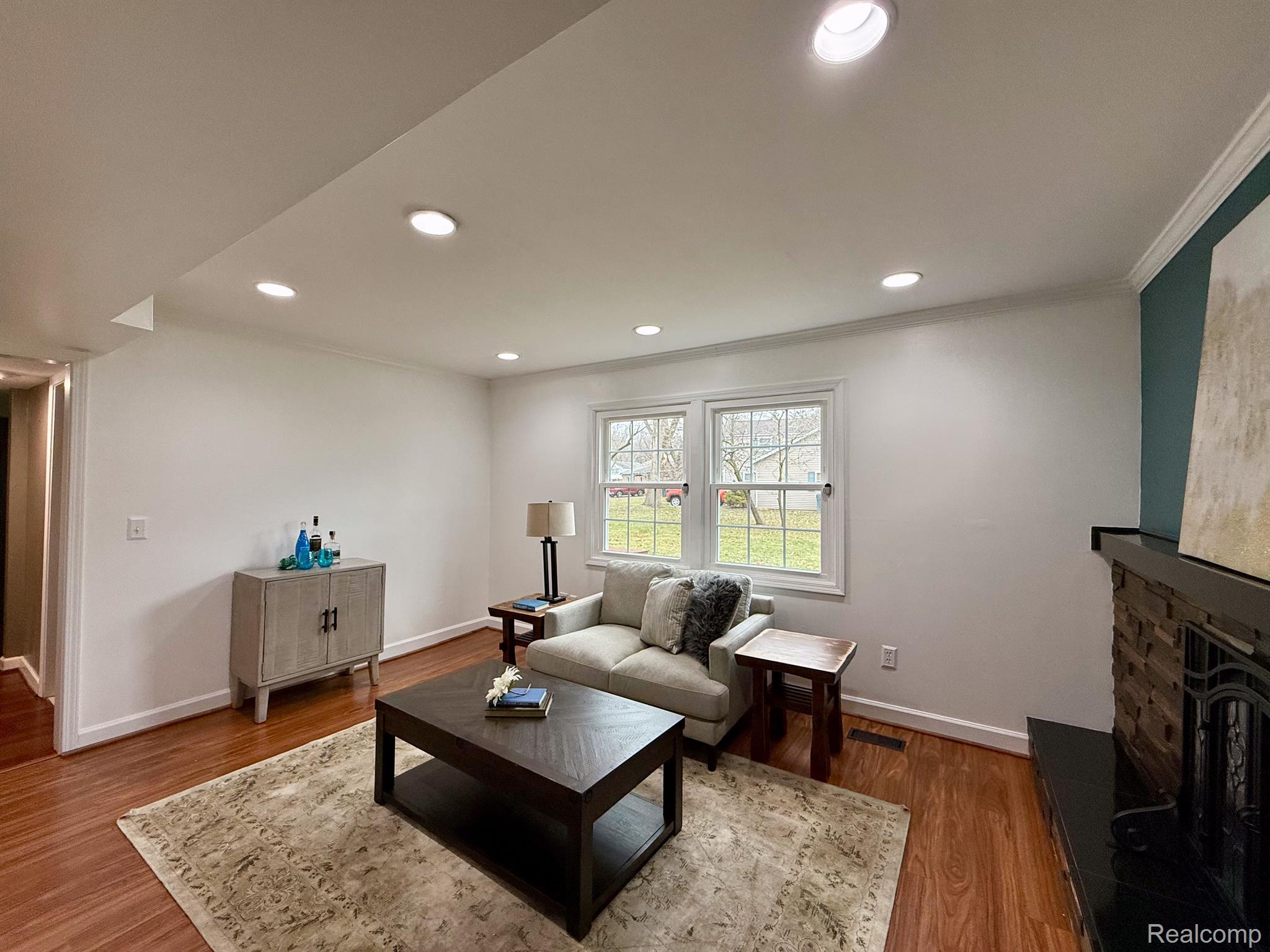 2369 LONDON Drive
