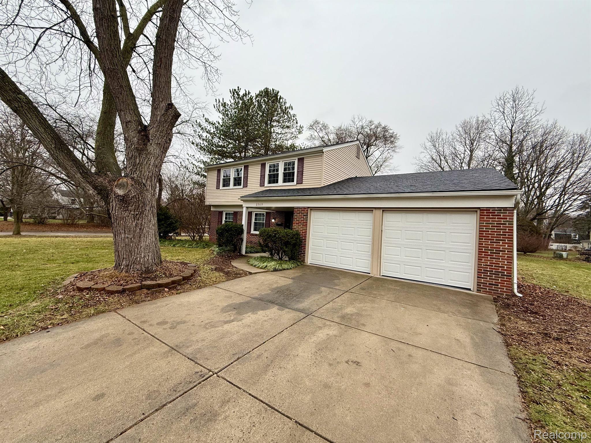 2369 LONDON Drive