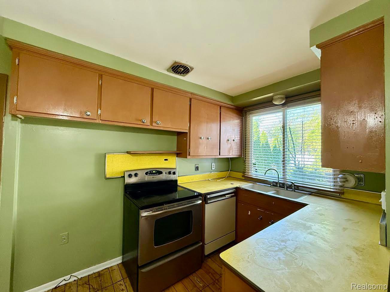 21911 KENOSHA Street