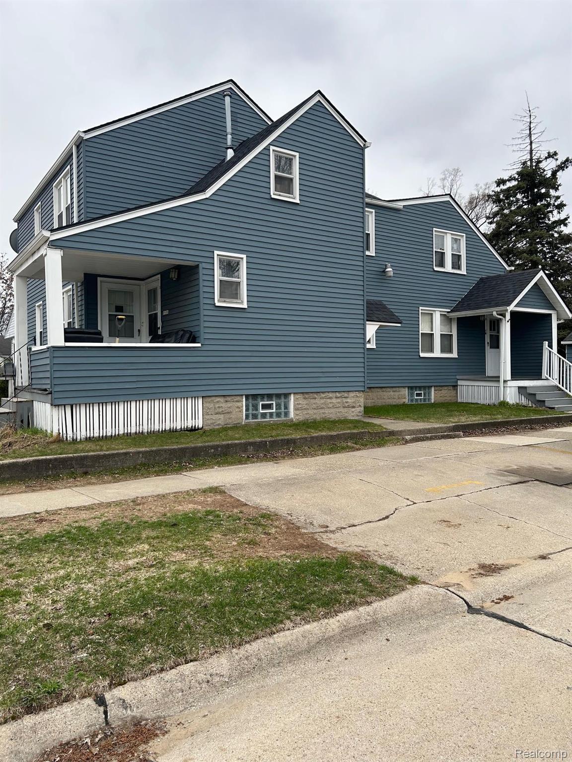 27135 DARTMOUTH Street 4