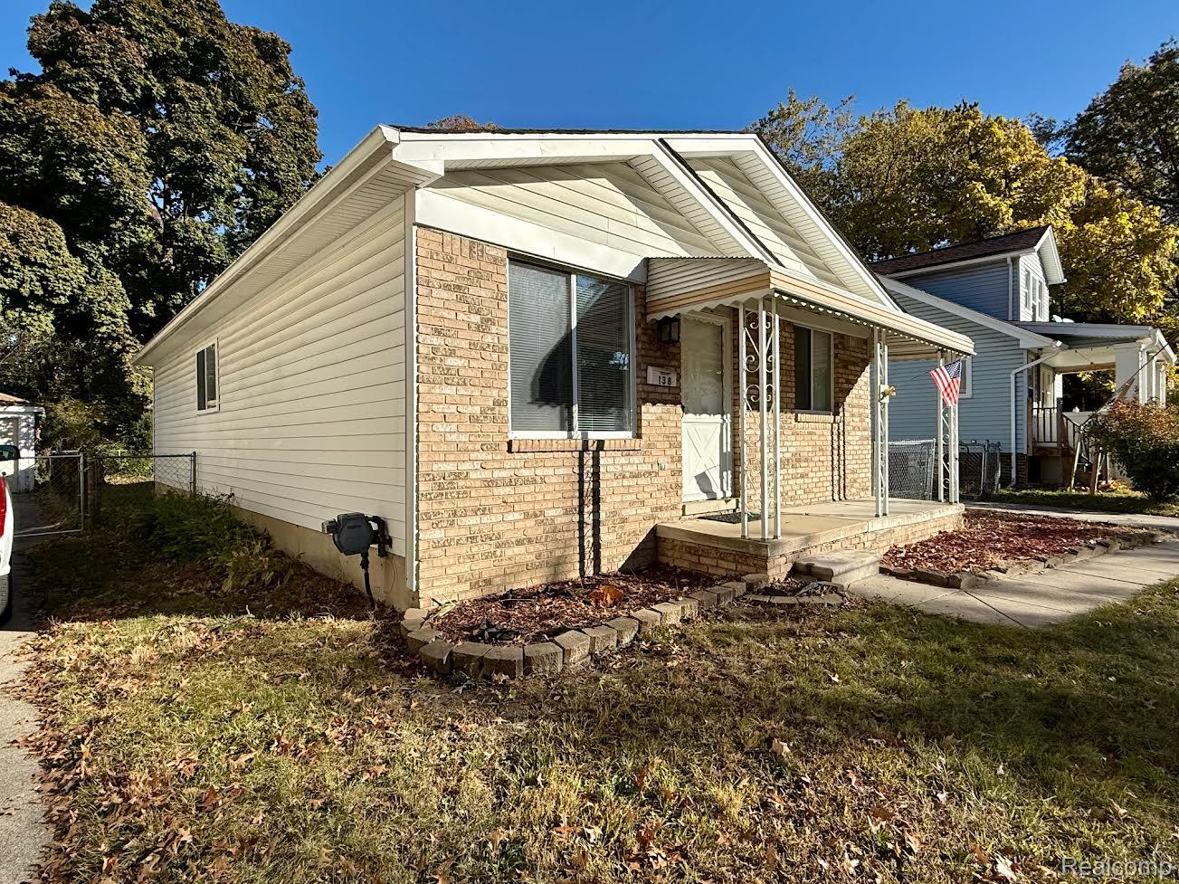 138 W Robert Avenue