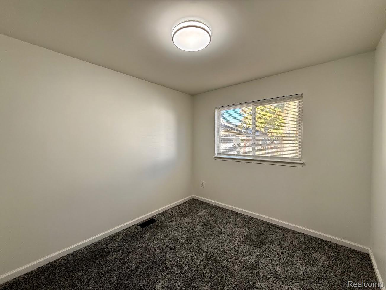 138 W Robert Avenue