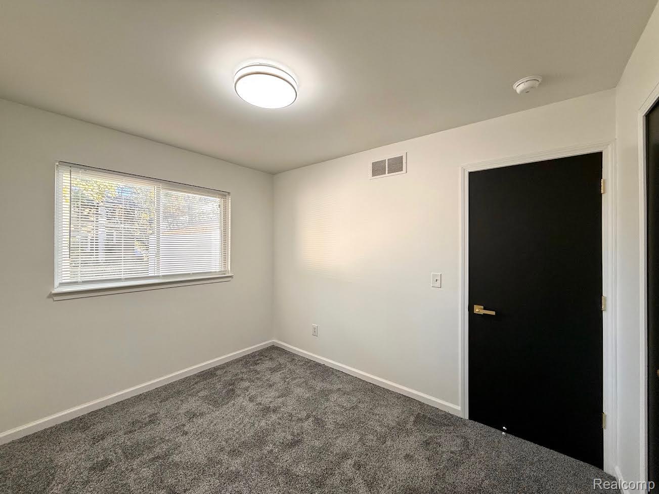 138 W Robert Avenue