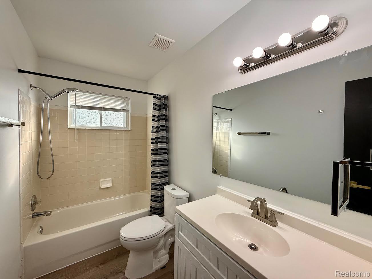 138 W Robert Avenue