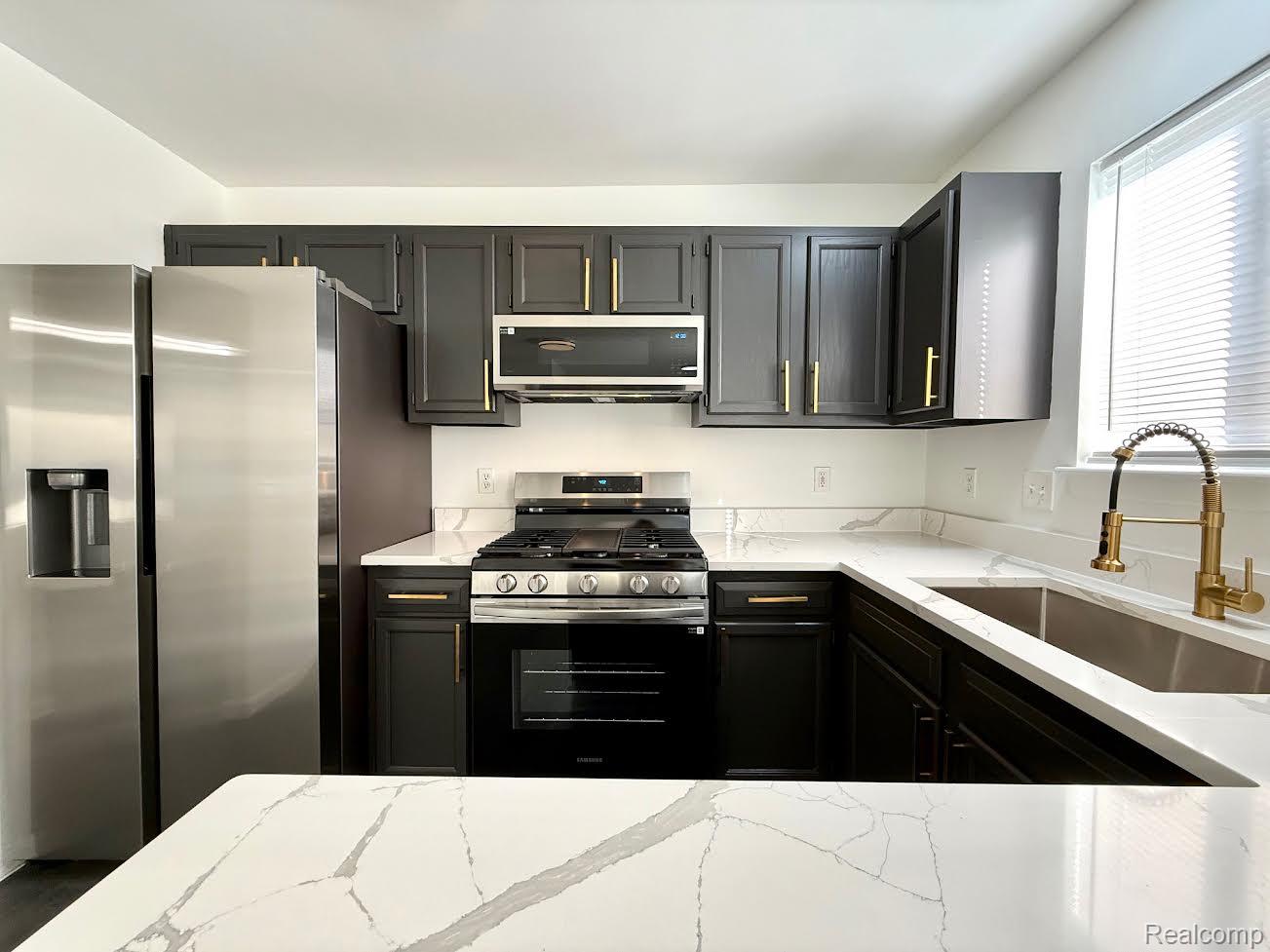 138 W Robert Avenue