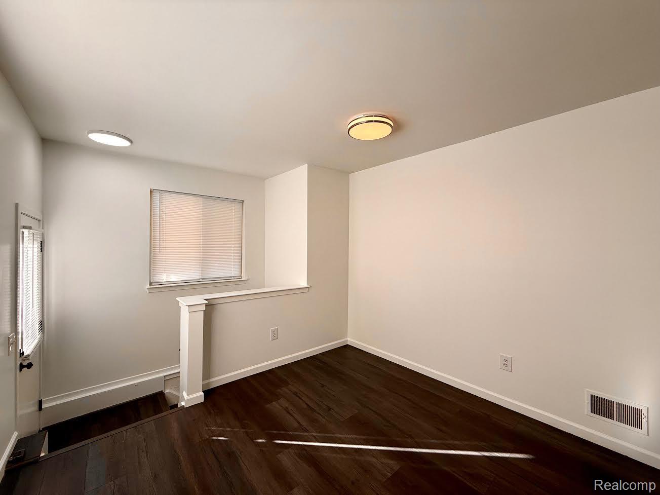 138 W Robert Avenue