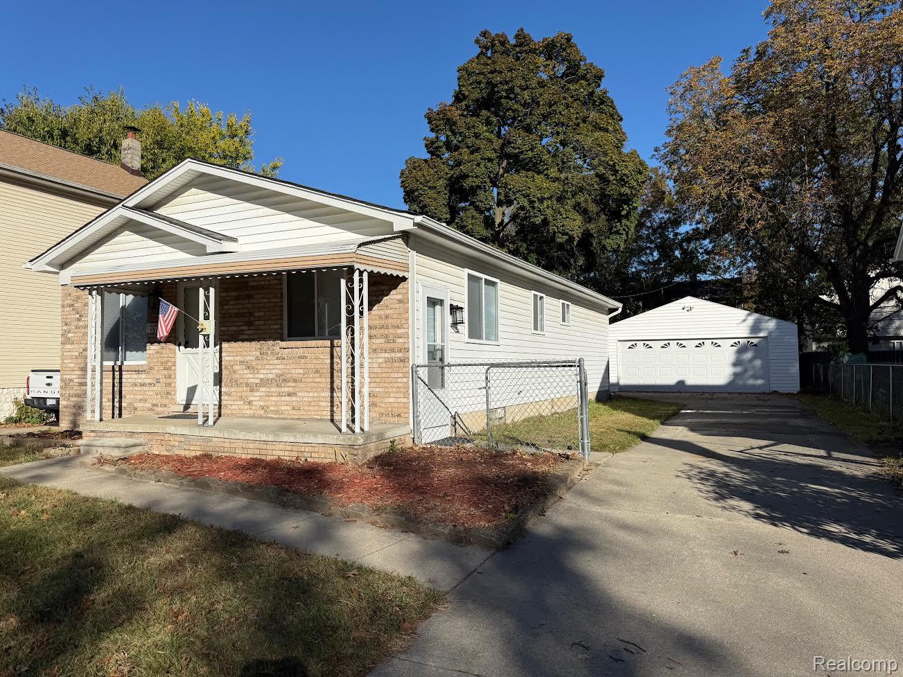 138 W Robert Avenue