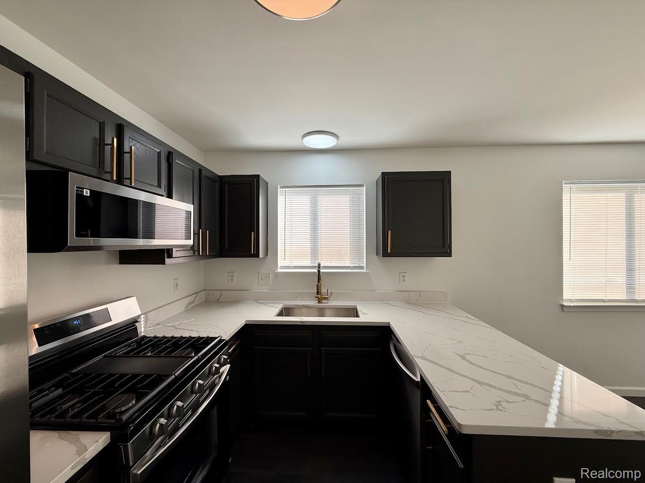 138 W Robert Avenue