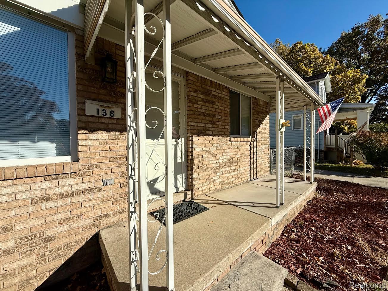138 W Robert Avenue